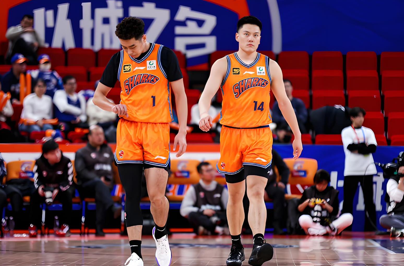 排球赛场再起风云：粤西风暴队险胜河套烈马队，赛场气氛火爆客场静默反击的简单介绍