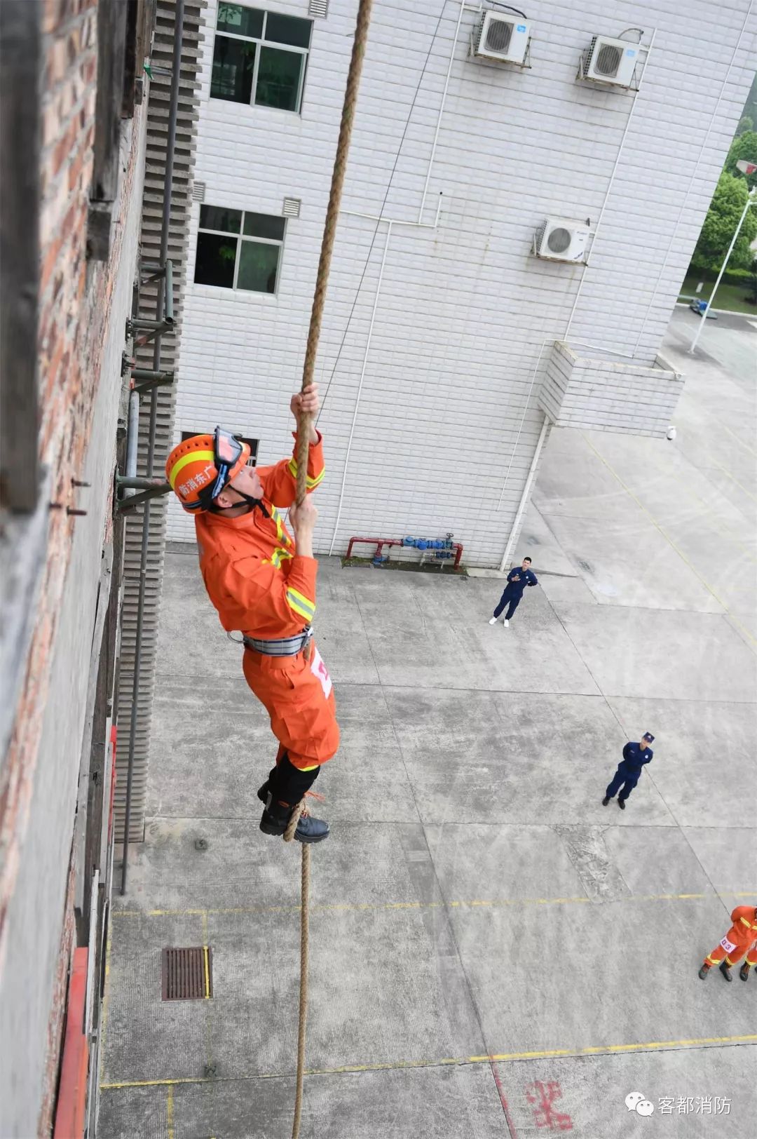 金年会-网球淘汰赛，关中闪电队与雪域玄武队强势反弹，体能对抗拉满！禁区内连续解围的简单介绍